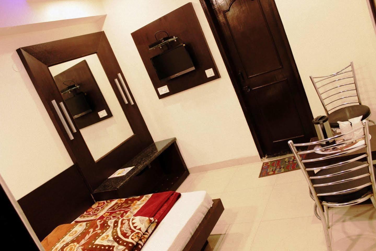 Hotel Peace Point - 1 Min Walking Distance From Station Nuova Delhi Esterno foto