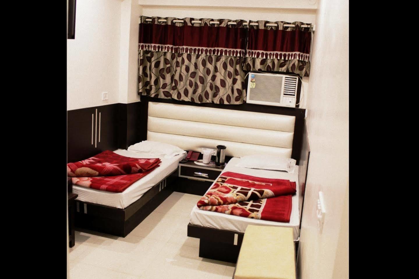 Hotel Peace Point - 1 Min Walking Distance From Station Nuova Delhi Esterno foto